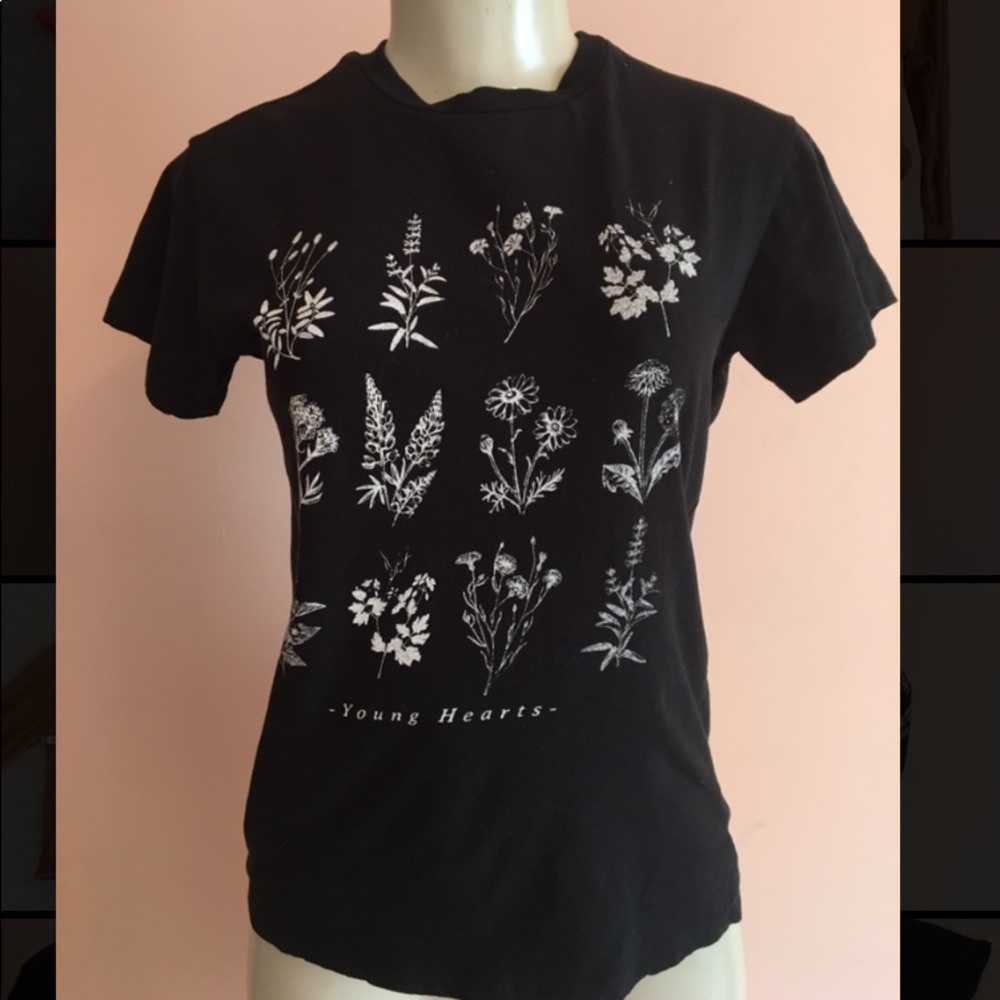 Dirtee Laundry |  Black T-shirt with flowers XS